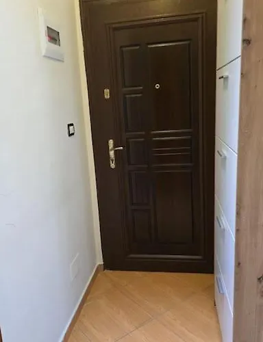 Apartment, Over The River ティラナ